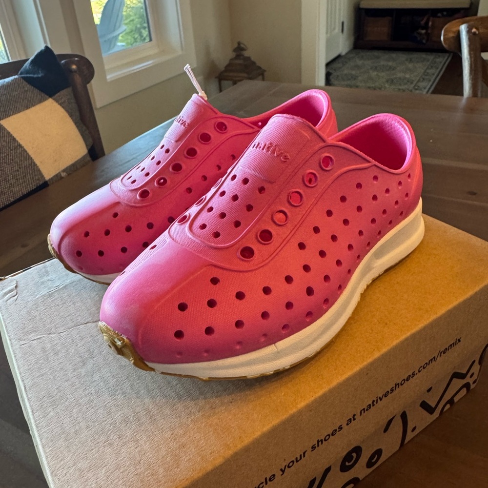NWT Native Girls Robbie Sugarlite Vivid Pink Perforated Sneakers
